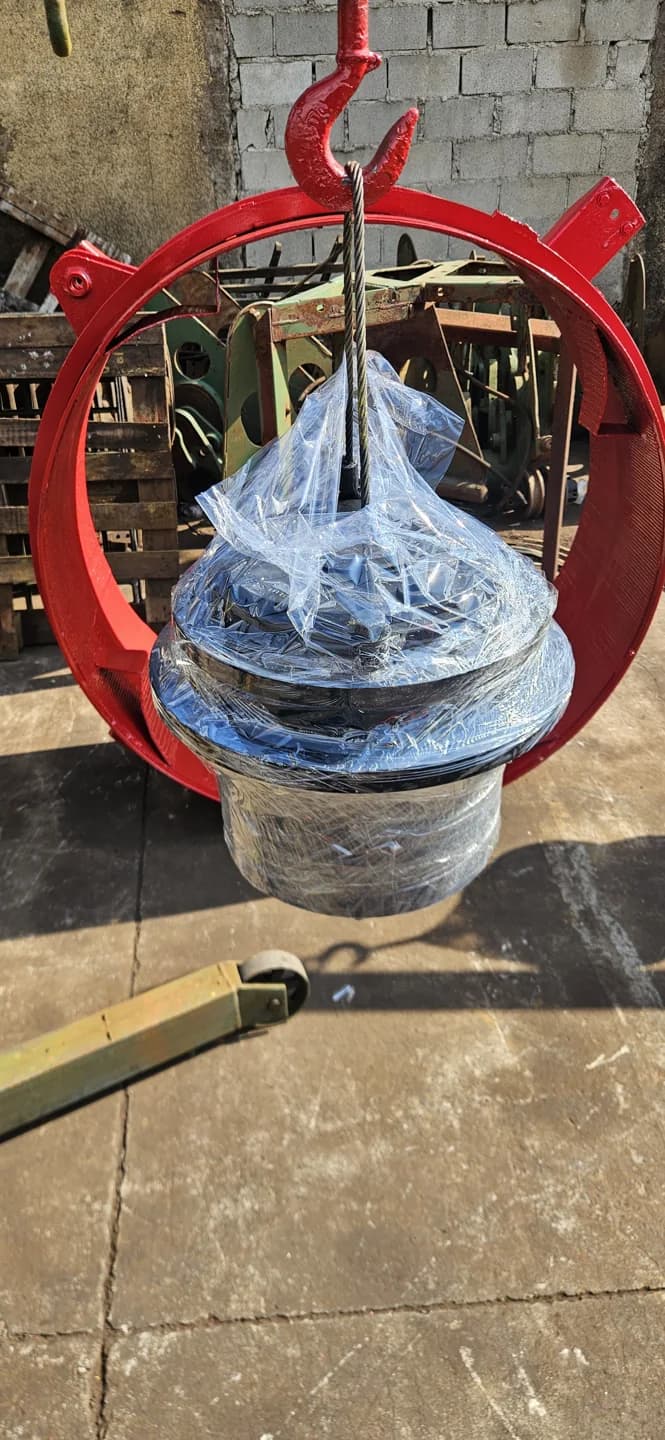 Cubo redutor pintado e embalado, suspenso por gancho para expedição